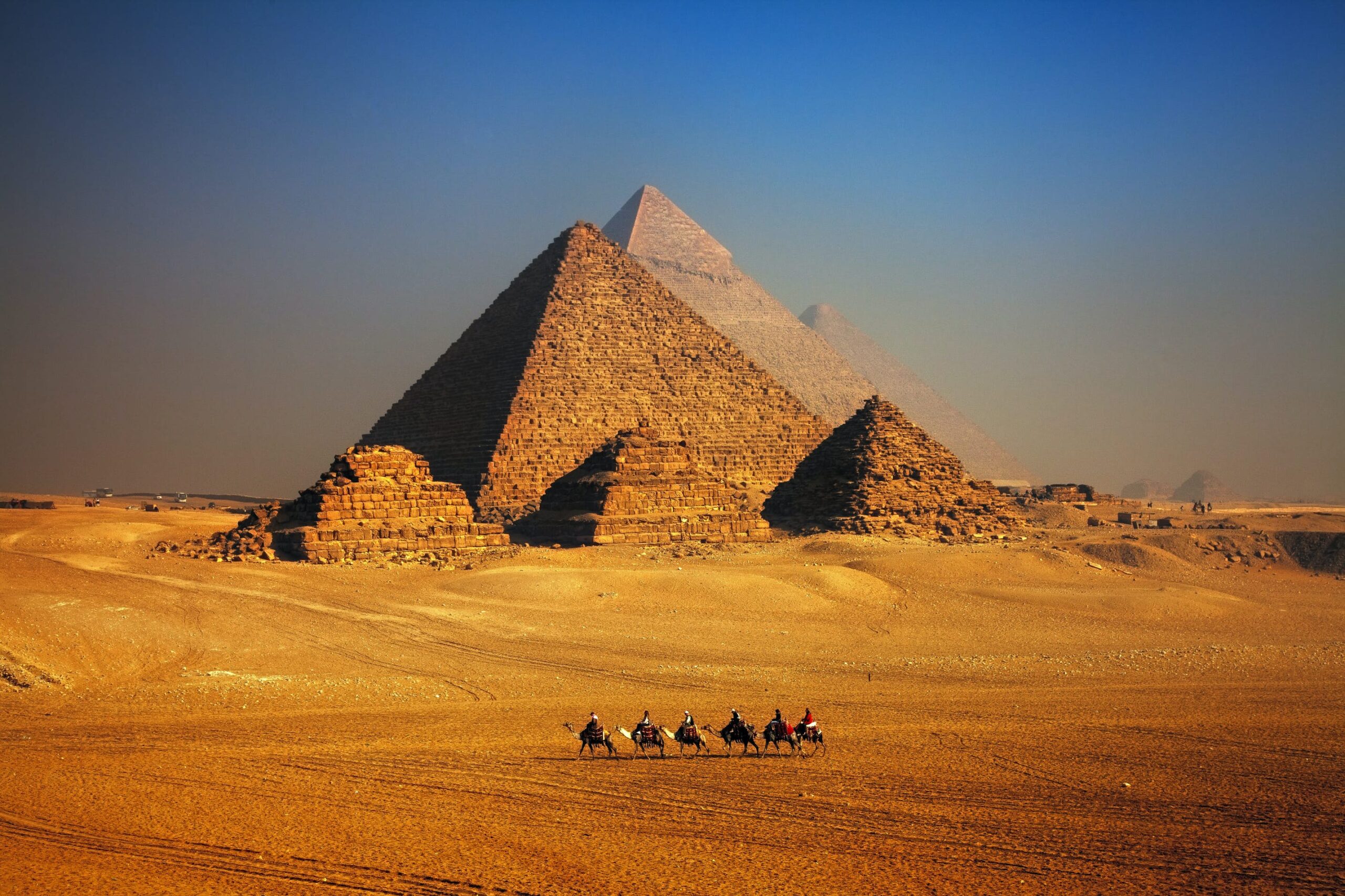 82e213048af4e026b6ba31e8f24cc923-pyramids-of-giza